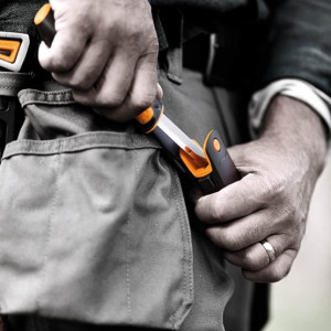 Cutit universal cu ascutitor Fiskars, portocaliu