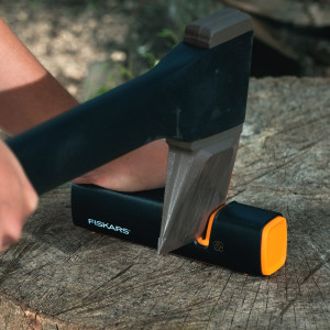 Dispozitiv pentru ascutit topoare si cutite Fiskars Xsharp