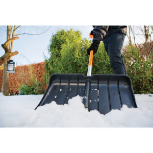 Impingator zapada Fiskars SnowXpert Pusher negru